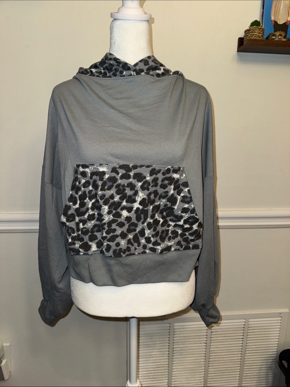 Gray Cropped Leopard Print Hoodie size XL
